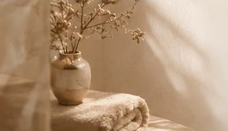 Ruhige Atmosphäre mit Vase und Handtüchern